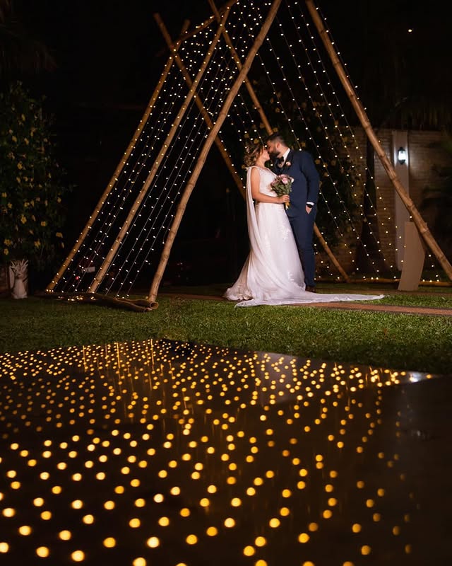 Ceremonia de boda con arco iluminado