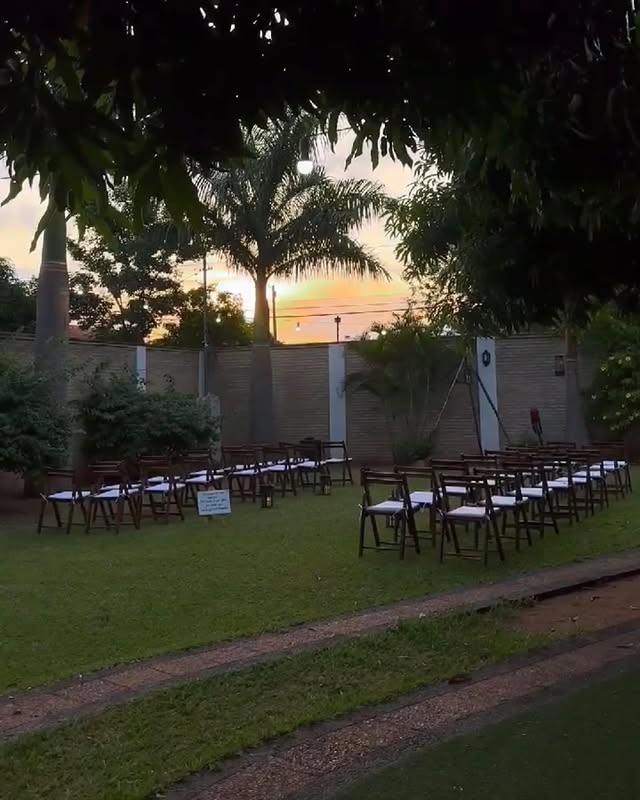 Ceremonia al atardecer en el jardín
