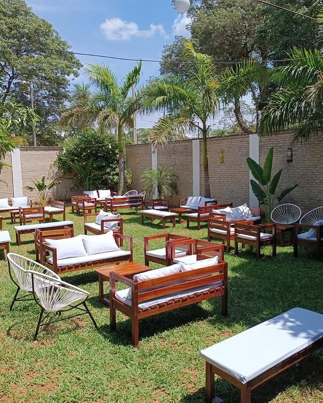 Área lounge diurna con mobiliario de madera